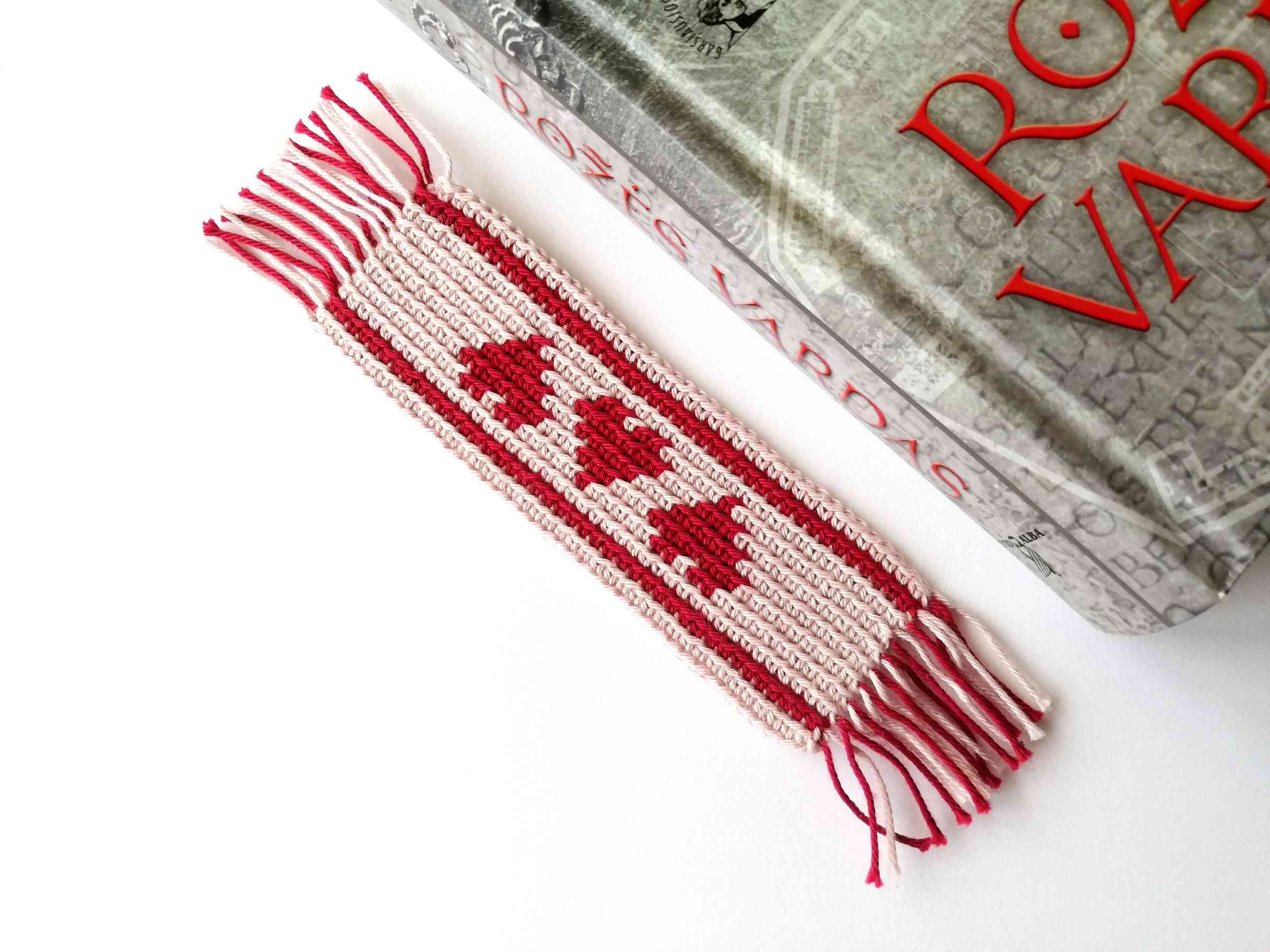 Separador en crochet tapestry con corazones